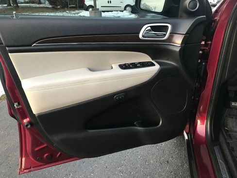 Used 2018 Jeep Grand Cherokee Limited image 11