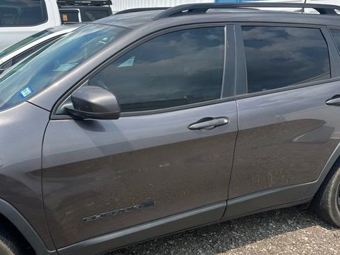 Used 2019 Jeep Cherokee Latitude Plus FWD image 7
