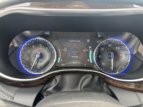 Used 2023 Chrysler Pacifica Limited FWD image 28