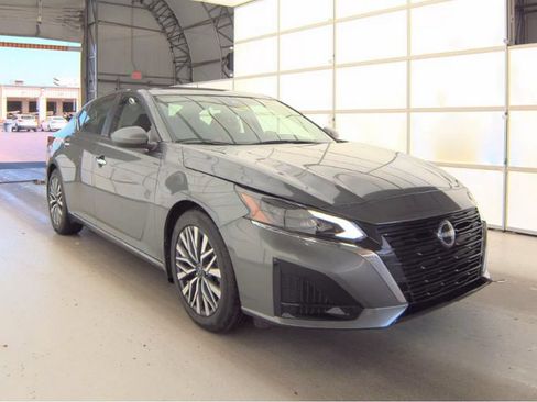 Used 2023 Nissan Altima 2.5 SV w/ SV Premium Package FWD image 4