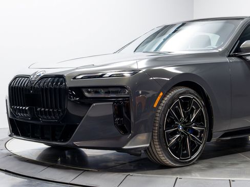 Used 2023 BMW 760i xDrive AWD/4WD image 4