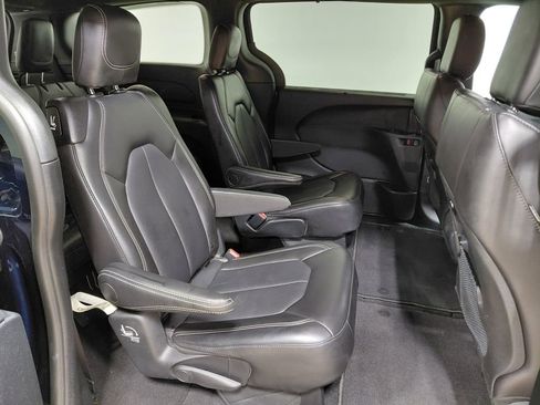Used 2025 Chrysler Pacifica Select image 40