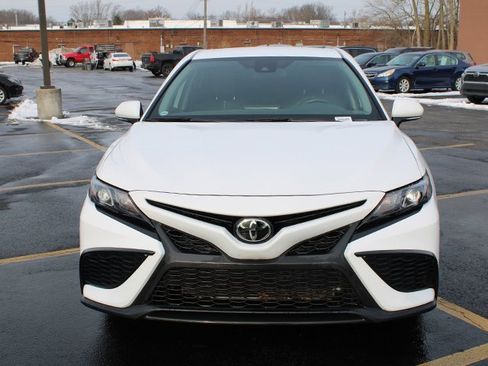 Certified 2022 Toyota Camry SE image 3