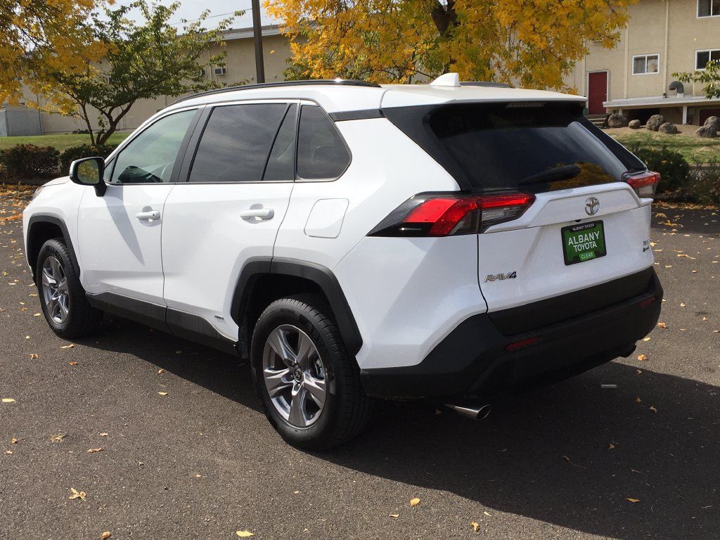 Used 2025 Toyota RAV4 XLE AWD/4WD image 4