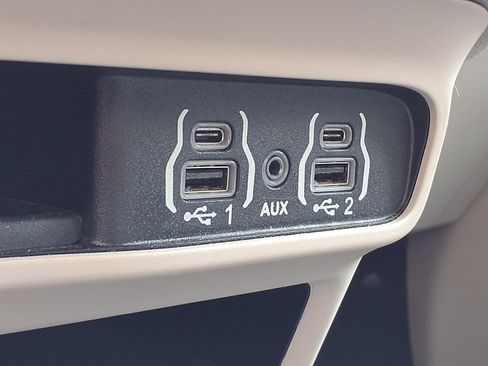 Used 2024 Chrysler Pacifica Touring-L FWD image 27