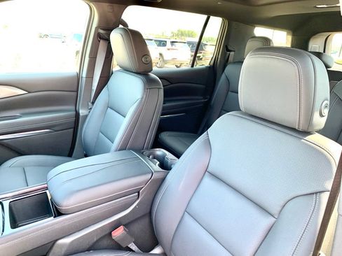 Used 2026 Chevrolet Traverse LT w/ Sun and Wheel Package FWD image 12