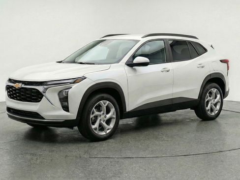 Used 2025 Chevrolet Trax LT image 3