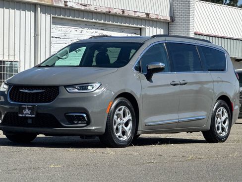 Used 2023 Chrysler Pacifica Limited FWD image 10