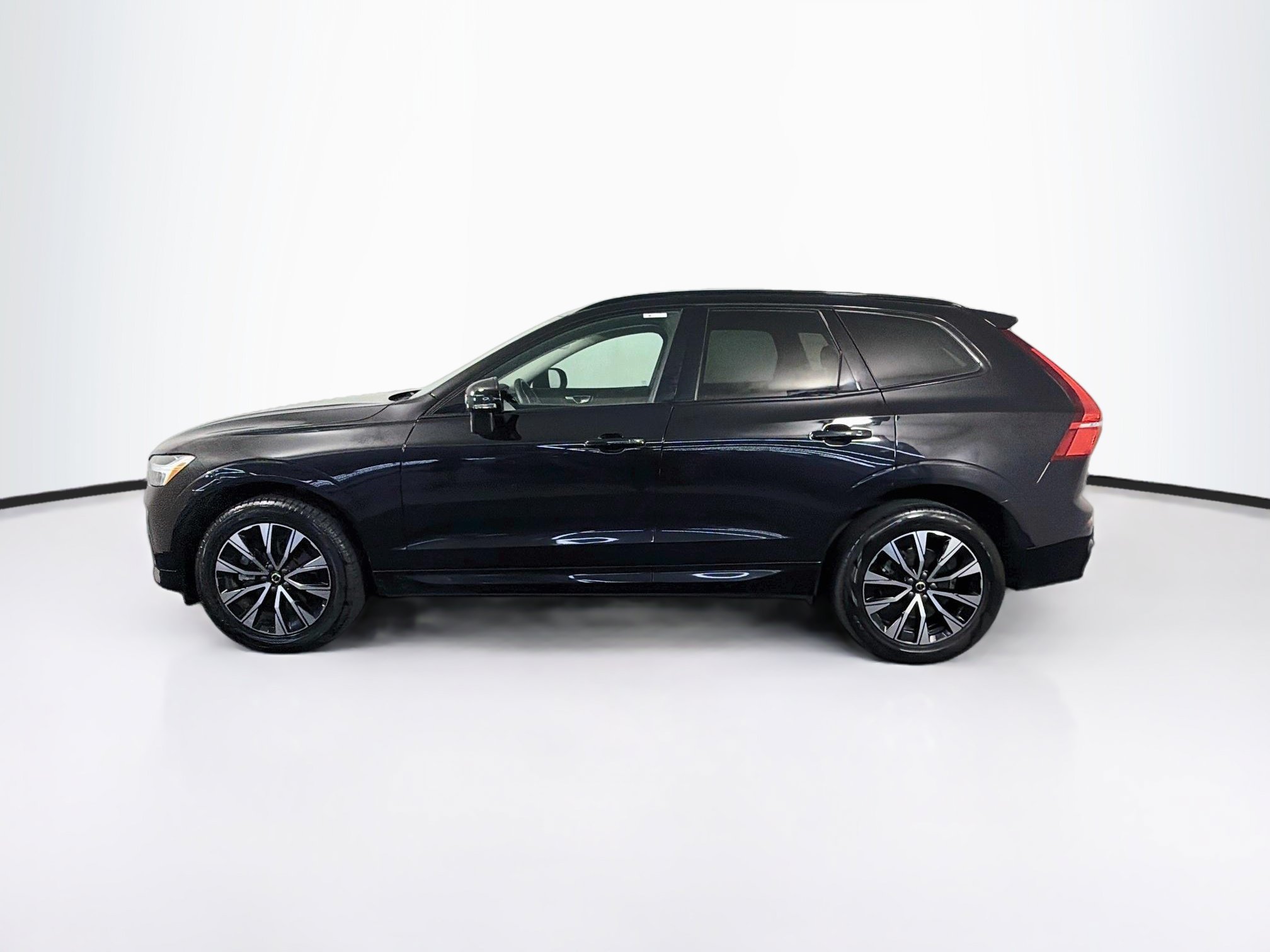 Used 2025 Volvo XC60 B5 Core AWD/4WD image 4
