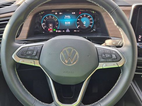 Used 2024 Volkswagen Atlas SE w/ Panoramic Sunroof Package FWD image 12