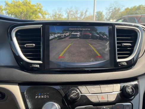 Used 2024 Chrysler Pacifica Touring-L FWD image 21