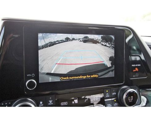 Used 2023 Toyota Highlander XLE image 25