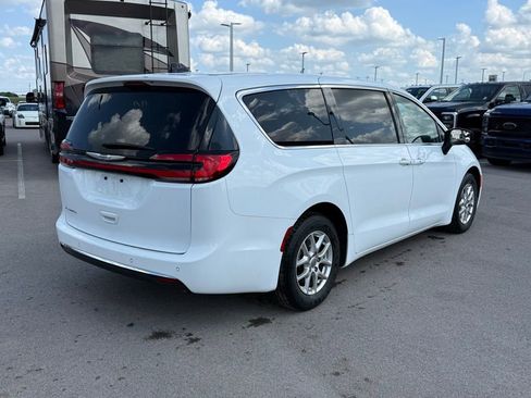 Used 2023 Chrysler Pacifica Touring-L image 18