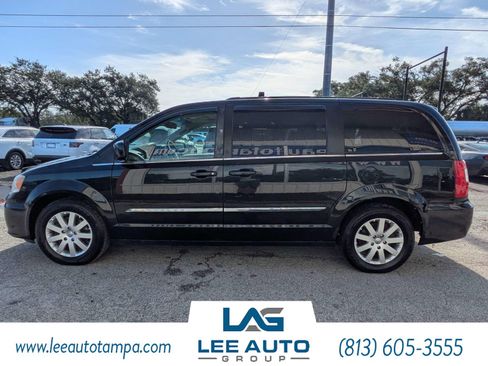 Used 2014 Chrysler Town & Country Touring FWD image 6