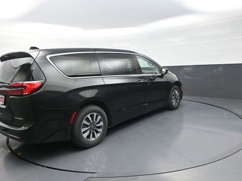 Used 2024 Chrysler Pacifica Limited FWD image 3