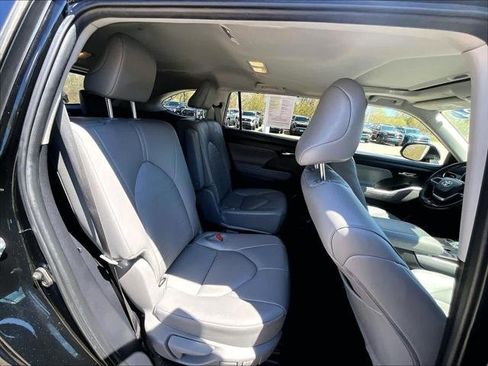 Used 2024 Toyota Highlander XLE FWD image 16