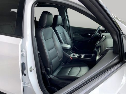 Used 2023 GMC Terrain SLT w/ Tech Package FWD image 9