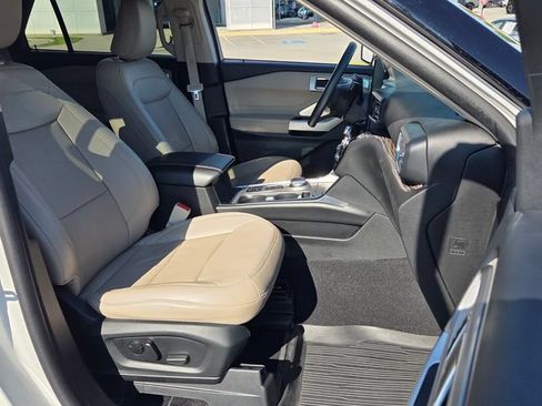 Used 2023 Ford Explorer Limited w/ Limited Technology Package RWD image 17