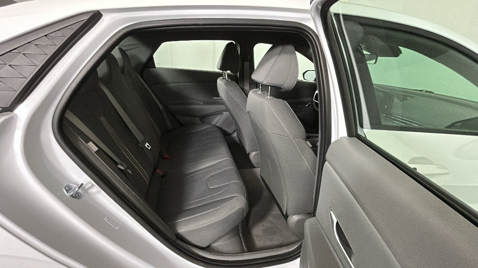 Used 2025 Hyundai Elantra Hybrid FWD image 36