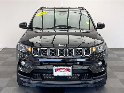 Used 2024 Jeep Compass Latitude AWD/4WD image 2