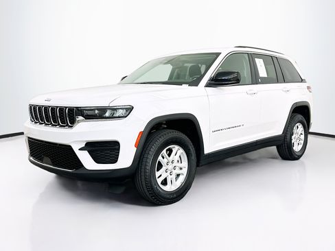 Used 2023 Jeep Grand Cherokee Laredo AWD/4WD image 3