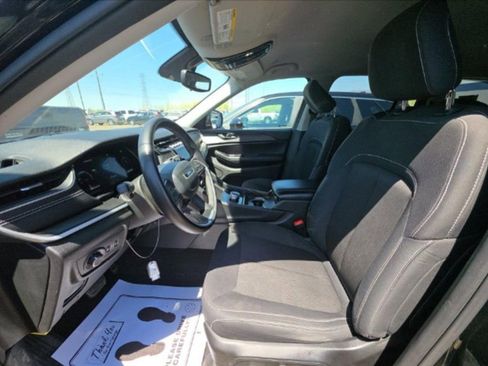 Used 2024 Jeep Grand Cherokee Laredo AWD/4WD image 5