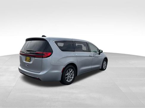 Used 2024 Chrysler Pacifica Touring-L FWD image 22