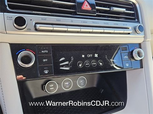 Used 2025 Genesis G70 2.5T image 22