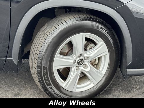 Used 2023 Toyota Highlander LE image 14