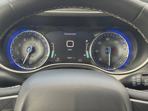 Used 2023 Chrysler Pacifica Touring-L FWD image 34