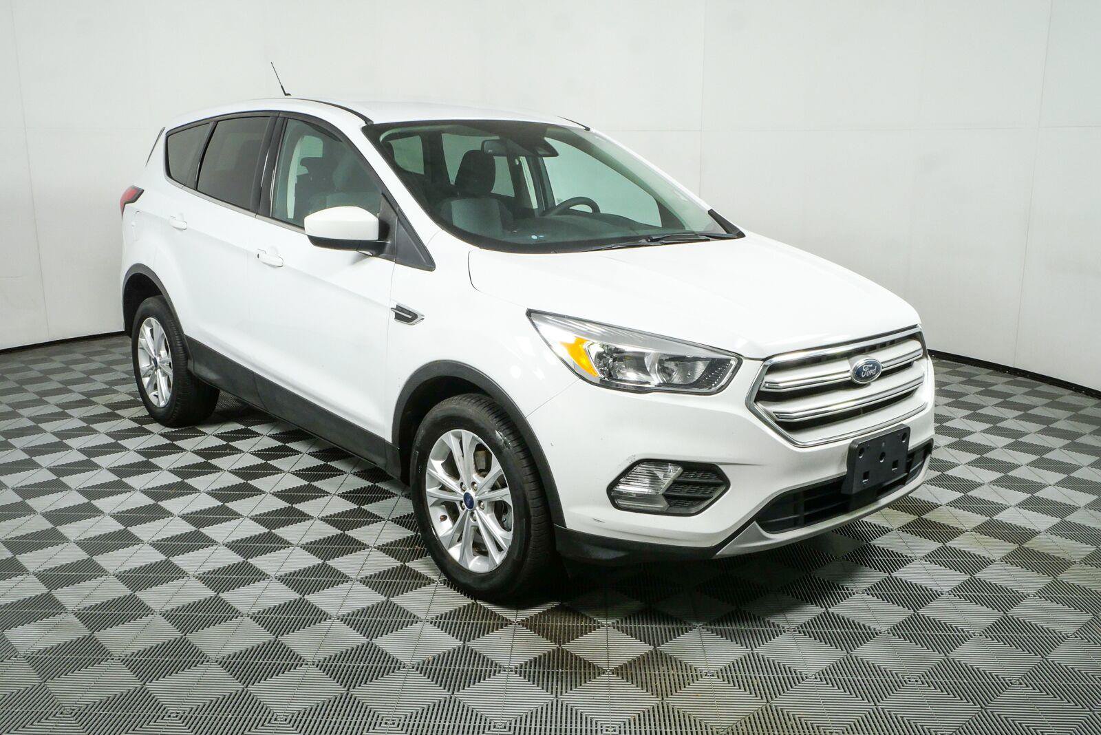 Used 2019 Ford Escape SE FWD image 1