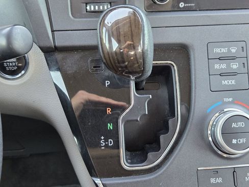 Used 2018 Toyota Sienna XLE Premium image 18