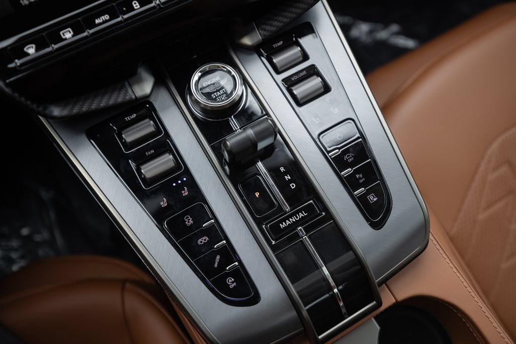 Used 2025 Aston Martin Vanquish RWD image 31