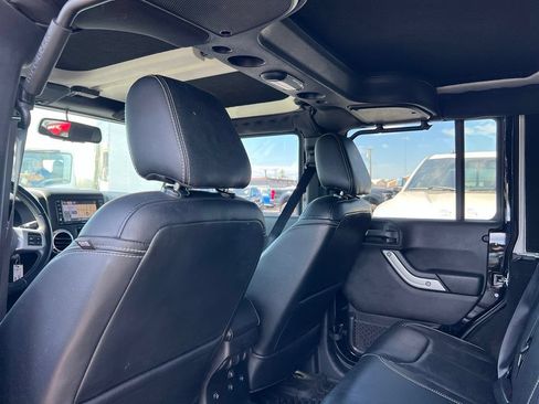 Used 2015 Jeep Wrangler Unlimited Rubicon AWD/4WD image 13