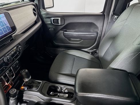 Used 2024 Jeep Wrangler Unlimited AWD/4WD image 22