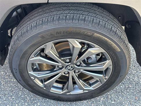 Used 2022 Toyota RAV4 XLE Premium image 10