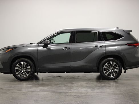 Used 2022 Toyota Highlander XLE AWD/4WD image 5