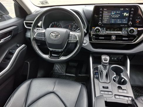 Used 2021 Toyota Highlander XLE AWD/4WD image 14