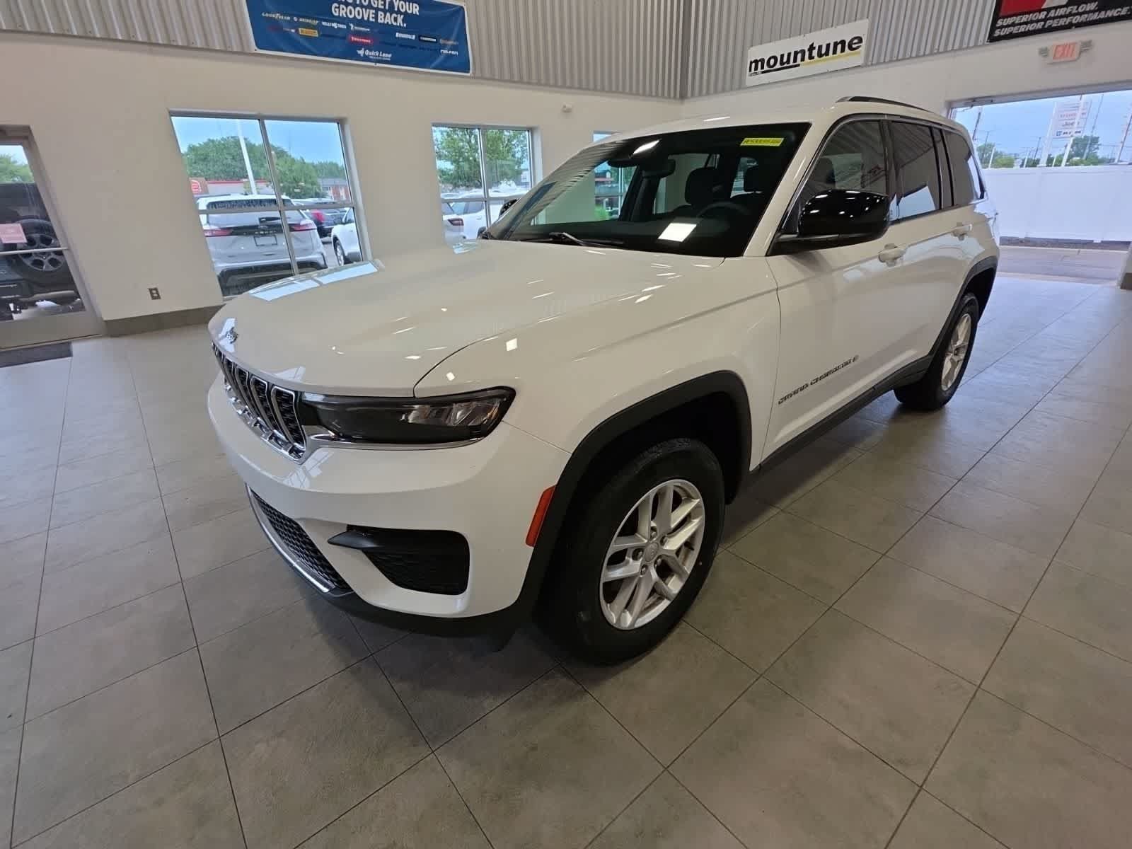 Used 2023 Jeep Grand Cherokee Laredo w/ Luxury Tech Group I AWD/4WD image 1