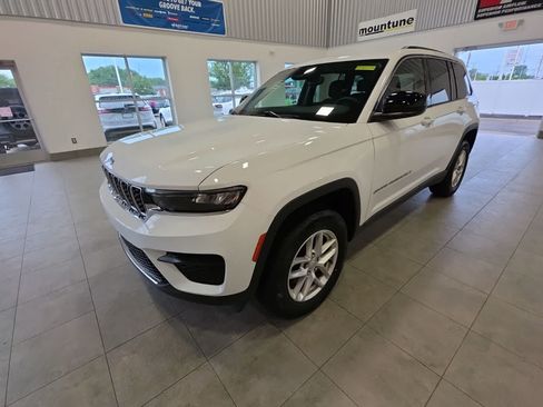 Used 2023 Jeep Grand Cherokee Laredo w/ Luxury Tech Group I AWD/4WD image 1