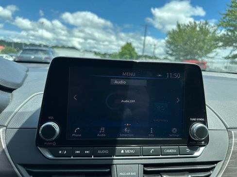 Used 2025 Nissan Altima 2.5 SV FWD image 11