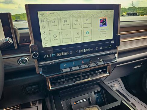 Used 2025 GMC Hummer EV 2X w/ LPO, Illumination Package AWD/4WD image 26