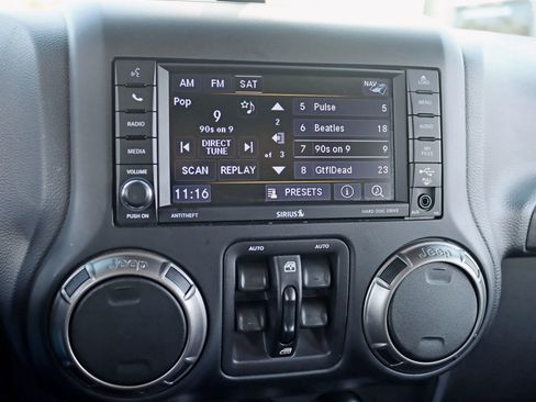 Used 2018 Jeep Wrangler Unlimited Sahara image 22