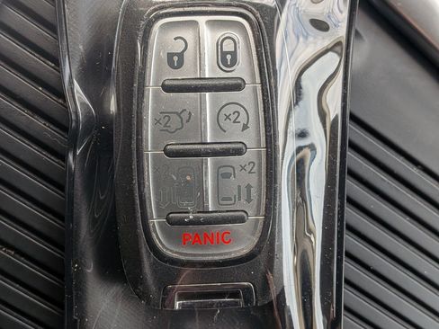 Used 2024 Chrysler Pacifica Touring-L image 37