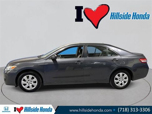 Used 2010 Toyota Camry LE image 2