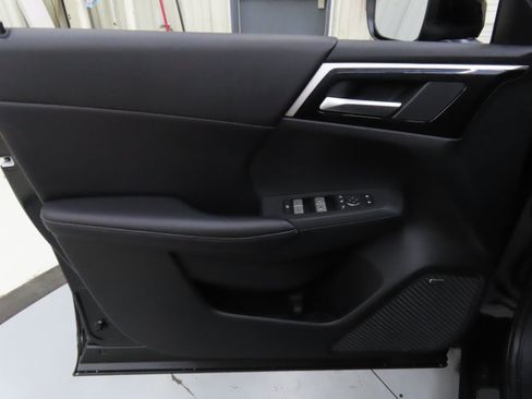 New 2025 Mitsubishi Outlander SE image 9