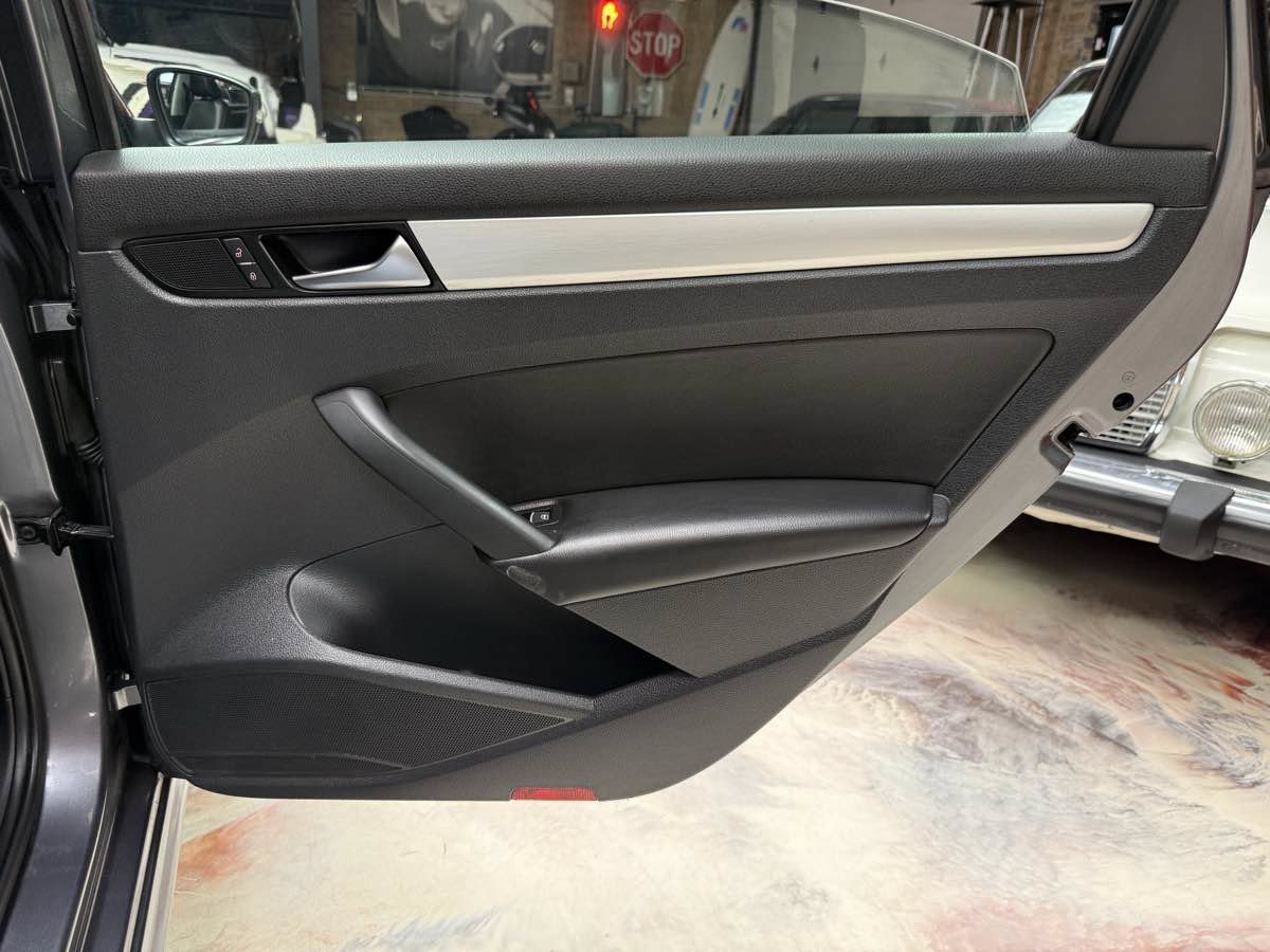 Used 2013 Volkswagen Passat 2.5 SE FWD image 29