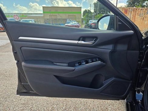 Used 2025 Nissan Altima 2.5 SR FWD image 13