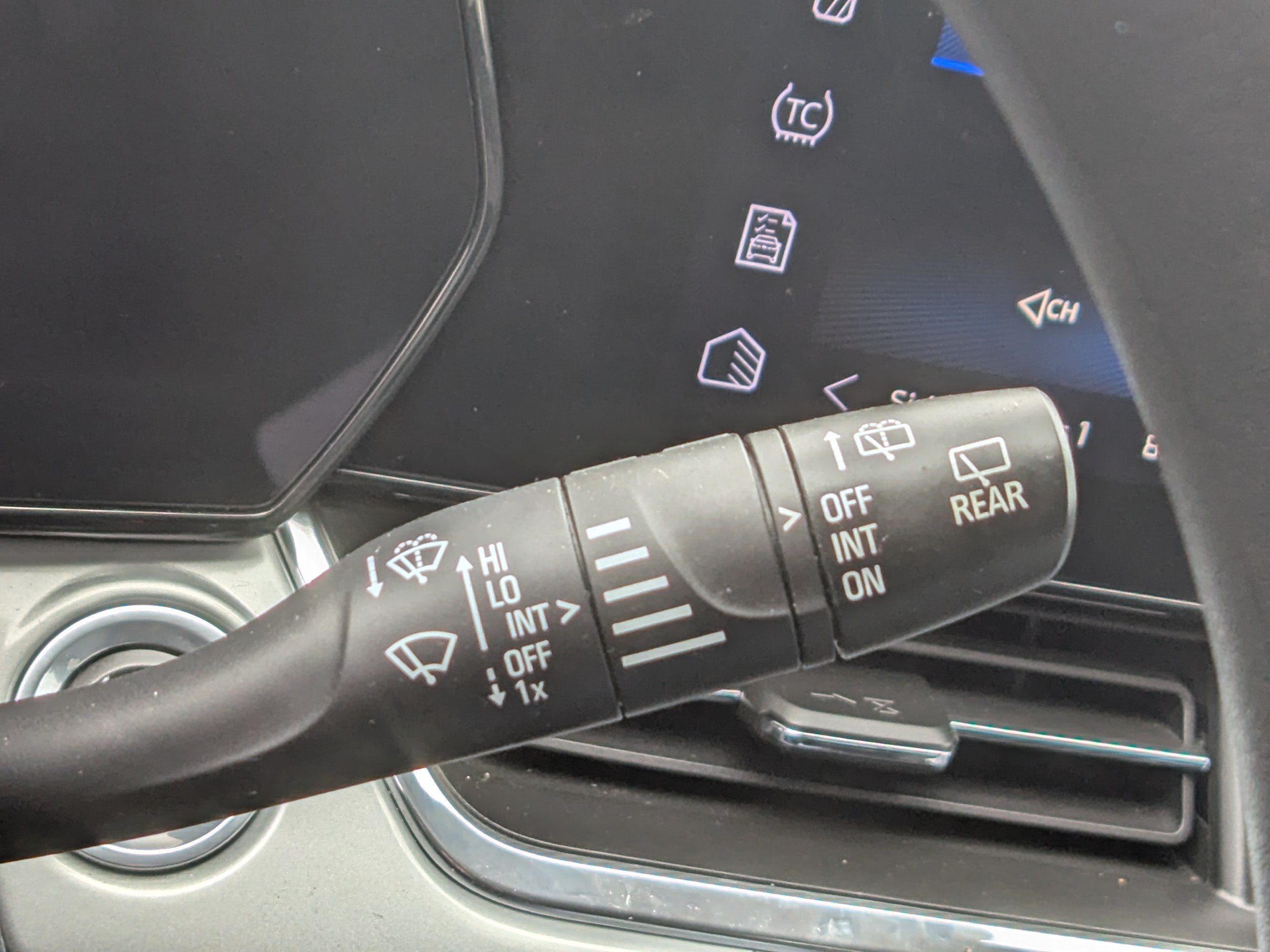 Used 2025 Chevrolet Trax LT FWD image 27