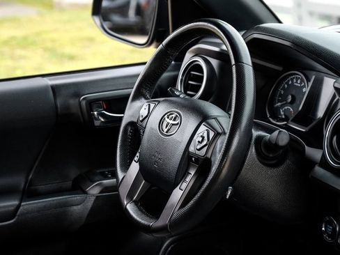 Used 2020 Toyota Tacoma TRD Off-Road AWD/4WD image 11